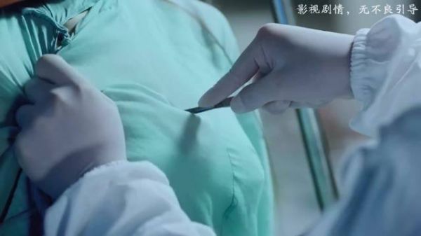 女孩一醒过来，发现自己被牢牢捆在实验台上