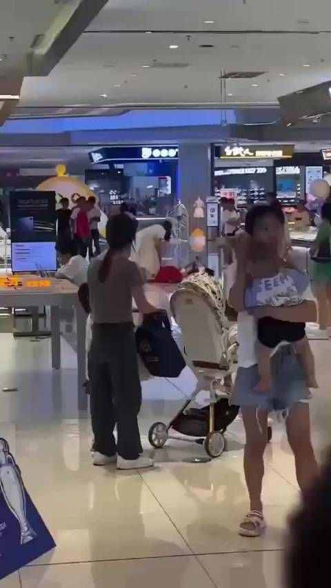 妈妈嫌金饰贵未买,女儿大闹金店