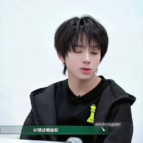笑到打滚铭憨奇猪