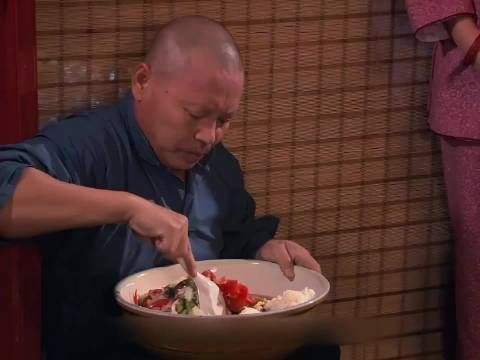 为哄七老爷高兴,郑老屁吃了一大桌子饭菜