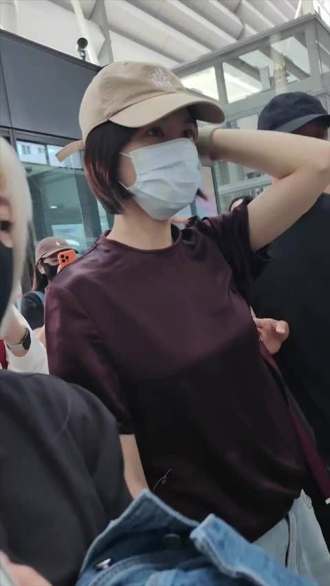 粉丝:姐姐你太漂亮了吧!曾沛慈:你拍我的后脑勺!