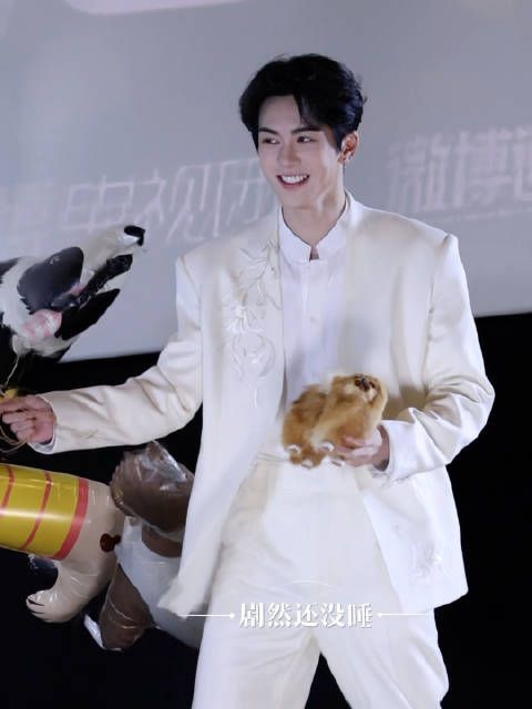曾舜晞剧宣一身白西装，贵公子来了.