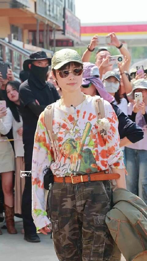 李宇春今天穿搭太靓丽了酷酷的帅帅的，她和鲁豫再见呢