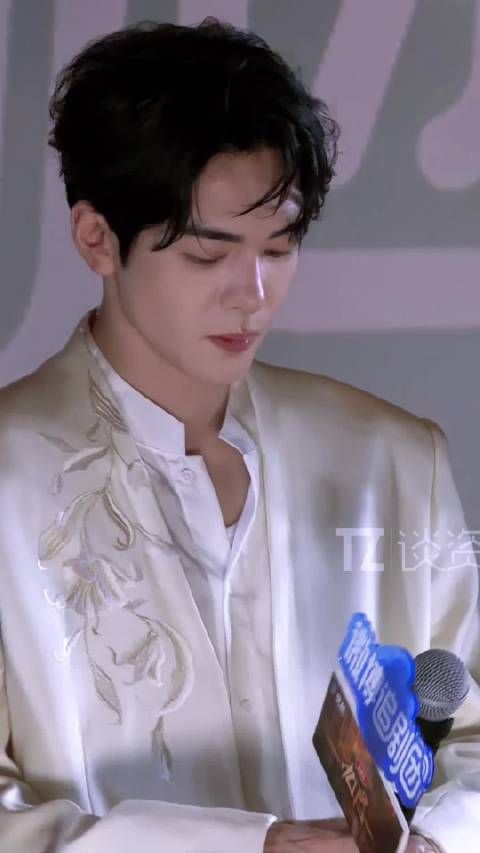 曾舜晞热得一直扇衣服：没事哒没事哒，心静自然凉