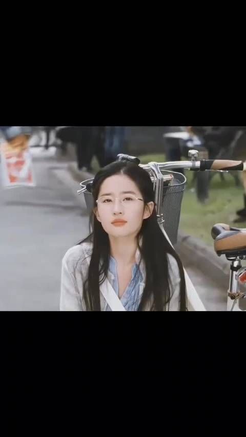 戴眼镜的刘亦菲有点小呆 但又不乏清冷 真是绝美的容颜啊