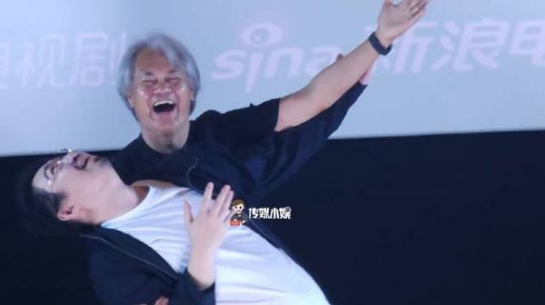 南派三叔为剧宣跳双人舞，倒在导演怀中