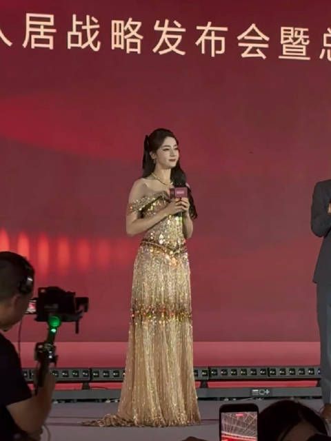 现场好像小猫猫 身材比例太好了吧@Dear-迪丽热巴 迪丽热巴冷脸好飒