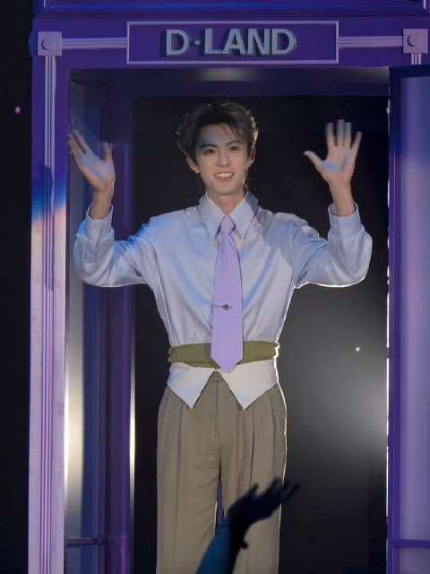 王鹤棣也太会了啊啊啊啊这个出场我疯了！