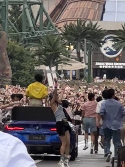 周深环球影视城唱歌跳舞气氛值拉满，比演唱会更有一番风味
