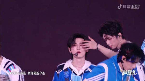 碗盆背后捂眼睛 .