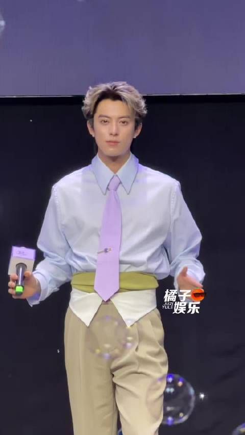 听粉丝唱应援歌的棣棣