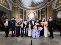 87岁钢琴大师带2岁儿子登国际舞台，与小37岁太太生一子一女
