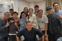 周星驰胞姐罕见现身少林足球聚会，曾牵线梁朝伟与周星驰相识