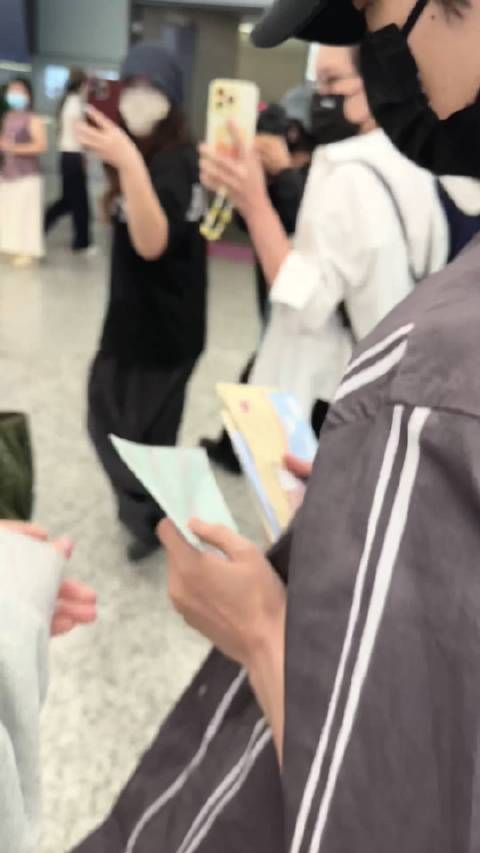 这群人烦死了我呢就把你藏起来好不好