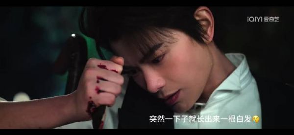 虾仔很早就开始长白头发,盐仔和师傅不在身边索性不拔
