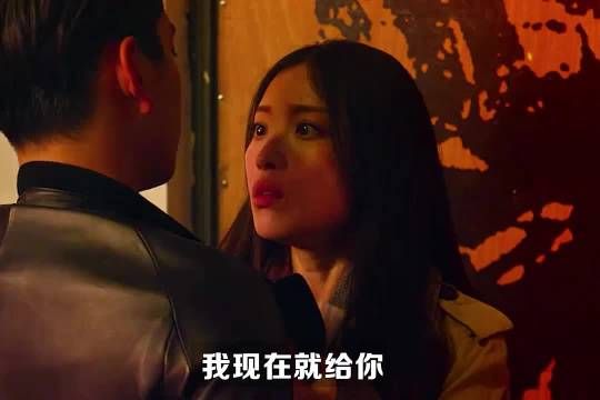 一见钟情的怦然心动是爱情来了，还记得那个爱而不得的青春吗