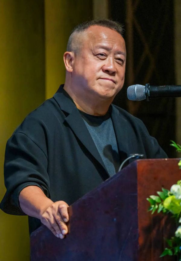 曾志伟发言缅怀施南生。