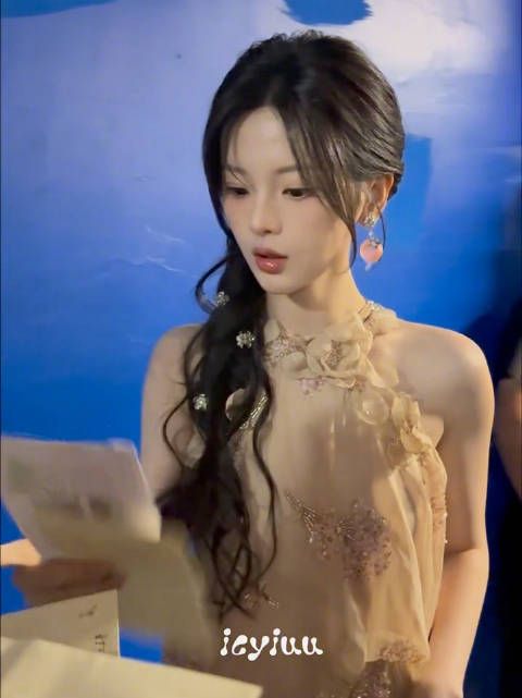 杨超越心动的信号上班，这一套完全是仙女来的