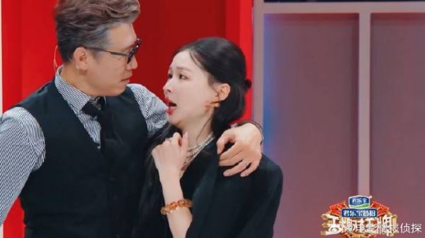 李乃文太绝了,把金靖一把搂入怀中,全场直接都沸腾了!