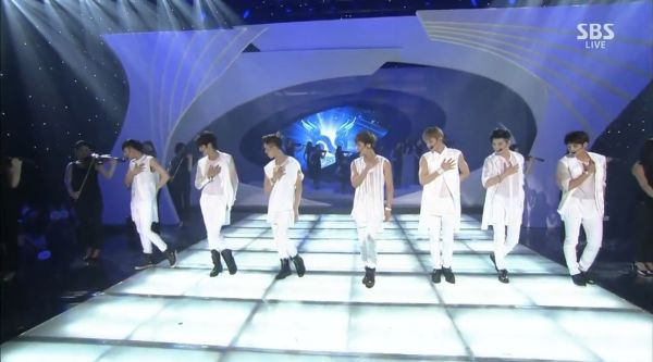 十二年前的今天(140803)，INFINITE 带来《Back》的现场舞台