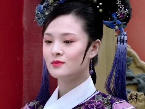 曹贵人的宫斗手段跟皇后华妃比差点意思，但是在九门里可真是进步了