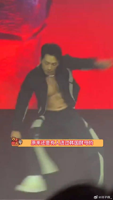 Rain逃过了韩国酵母，真空外套大秀腹肌，这状态太绝了！