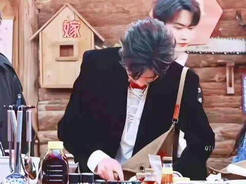 刘宇宁丹东厨房游刃有余,临场应对突发满分