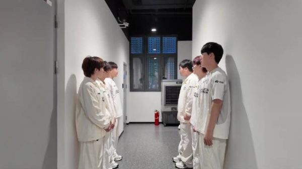 兔八哥亮相iG主场,逗笑TheShy与队员