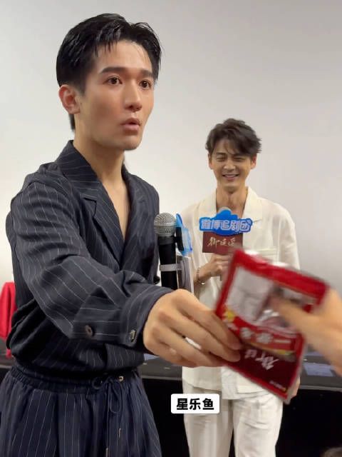 梁永棋台下递葱条，分食一根引趣事