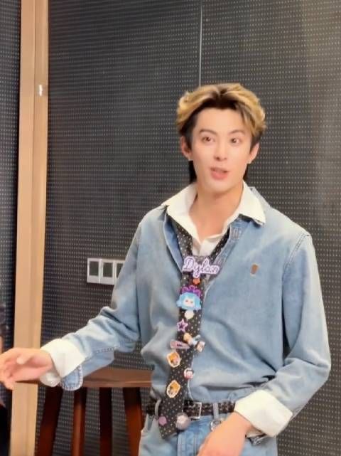 王鹤棣见面会戴了粉丝们亲手做的领带，diy各种小挂件，兄棣伙们吃的也太好了