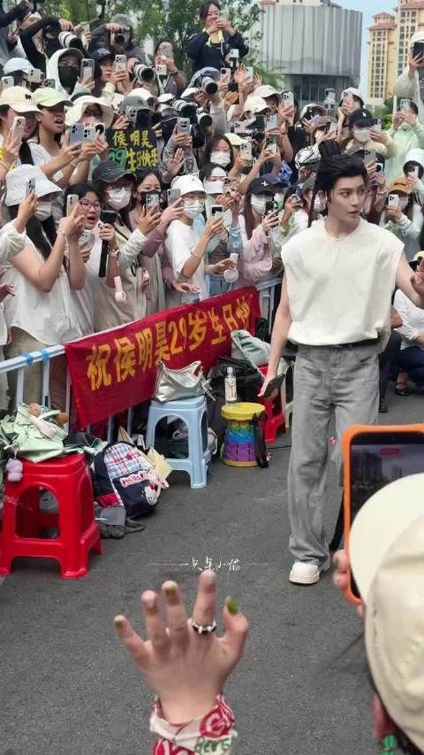 侯明昊帮粉丝捡风扇，也太暖心了吧！