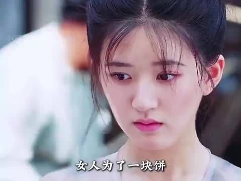 女人为了一块饼竟当众撩起自己的裙子