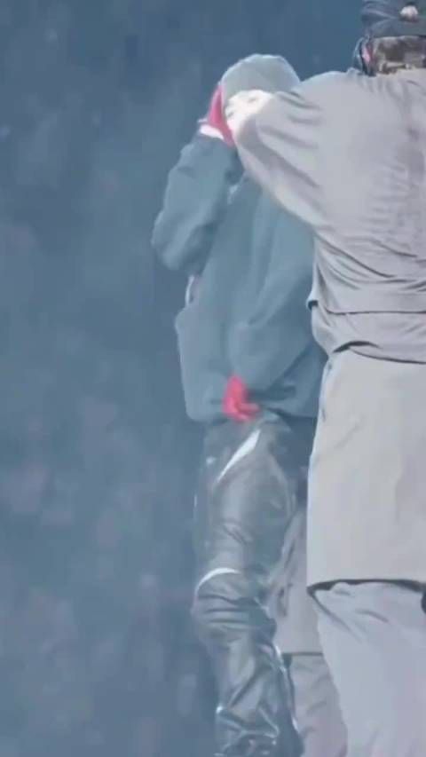 律师谈王嘉尔粉丝指蔡徐坤抄袭红手套：单一配饰指控抄袭证据不足