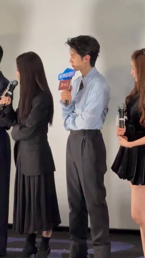 陈哲远被现场的假蛇吓得一激灵，把本体都给吓又出来了 完全演我