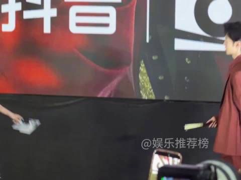 吴谨言陈哲远走秀较劲,气场碰撞眼神拉满