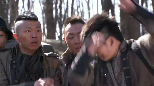 男人一脚打下了鬼子的飞机，还散落了满地金条