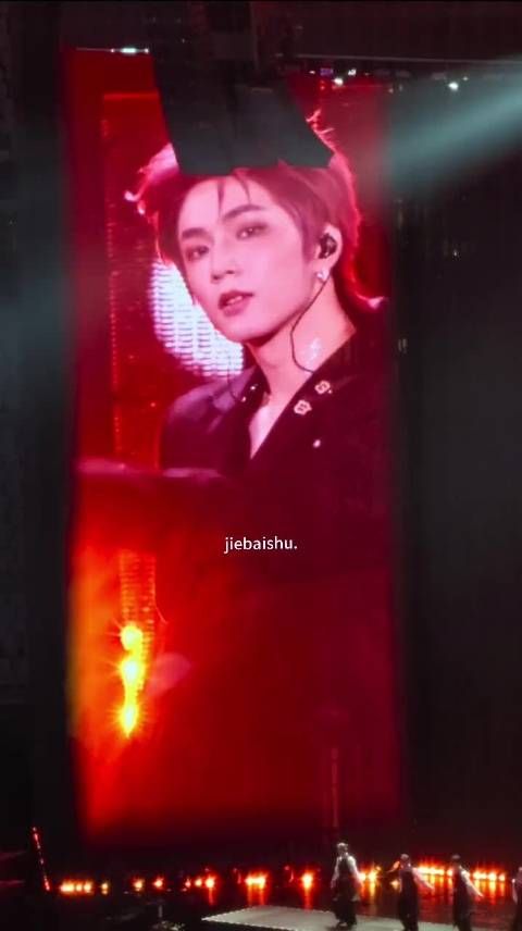 我去 刘耀文穿深v 扣子崩开了 崩…开了 .