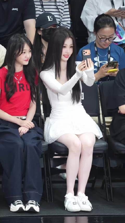 在美美地自拍诶好萌！