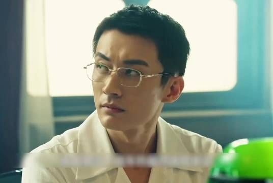 男人开会时突然发现特务竟通过墙上的喇叭来偷听我方重要情报!
