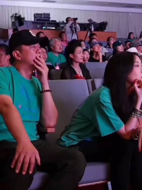 李亚鹏李嫣父女罕见同框，她的妈妈可是天后王菲啊！