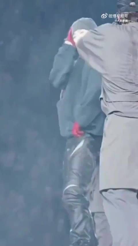律师称蔡徐坤红手套不构成抄袭:单一配饰指控抄袭证据不足