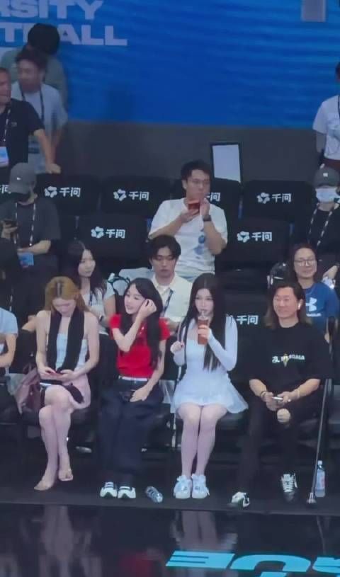 虞书欣现场和大家干杯@虞书欣Esther 虞书欣AUBL赛场