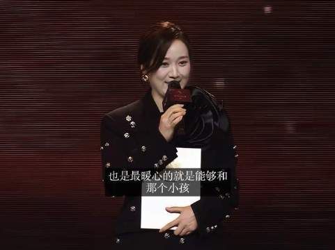 “今夜的奖杯沉甸甸，因为领奖台上有我和儿子并肩而立！”