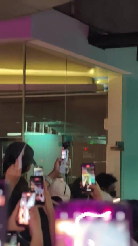 陈伟霆下班被围，粉丝齐喊我佛慈悲，从容签名