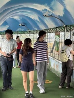 8月2日，贾乃亮与女儿甜馨回到哈尔滨老家游览东北虎林园，孩子长高了，和妈妈挺像