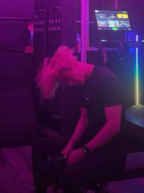 不知道,就喜欢看甩头发! .