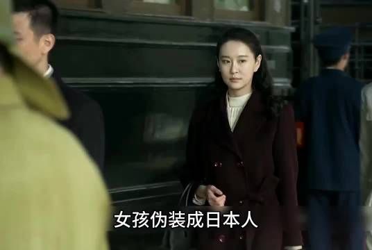 女地下党准备混入鬼子列车执行任务时却发生意外，结果队友一招化解！