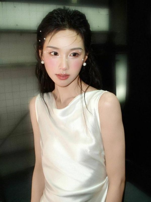 陈都灵温婉灵动。