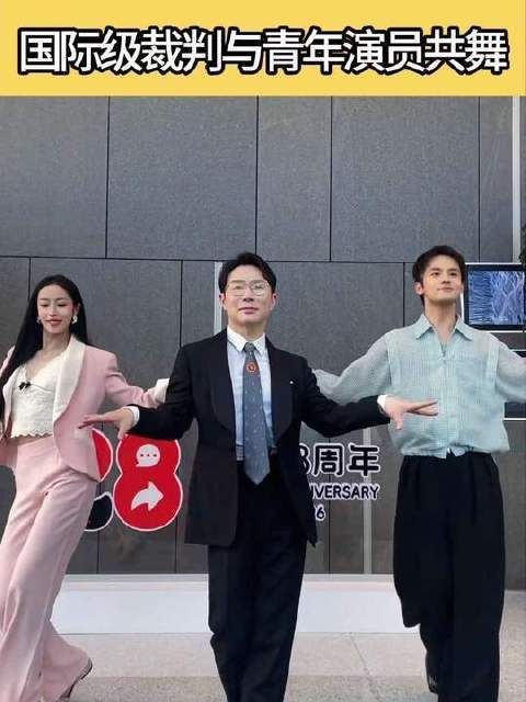 向裁判舞发起人胡耀文学舞，吊车尾悄然蜕变