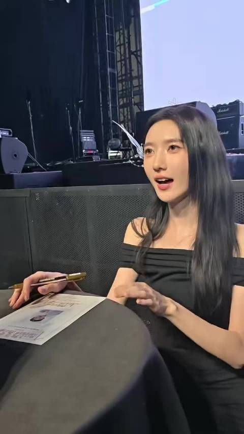 慧慧小姐我不知道您到底是怎么了，送的什么衣服让你有这种表情？